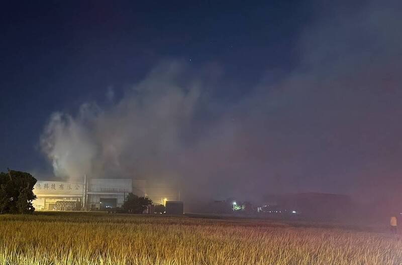 大雅区工厂晚间火警，现场浓烟密布。（民众提供）