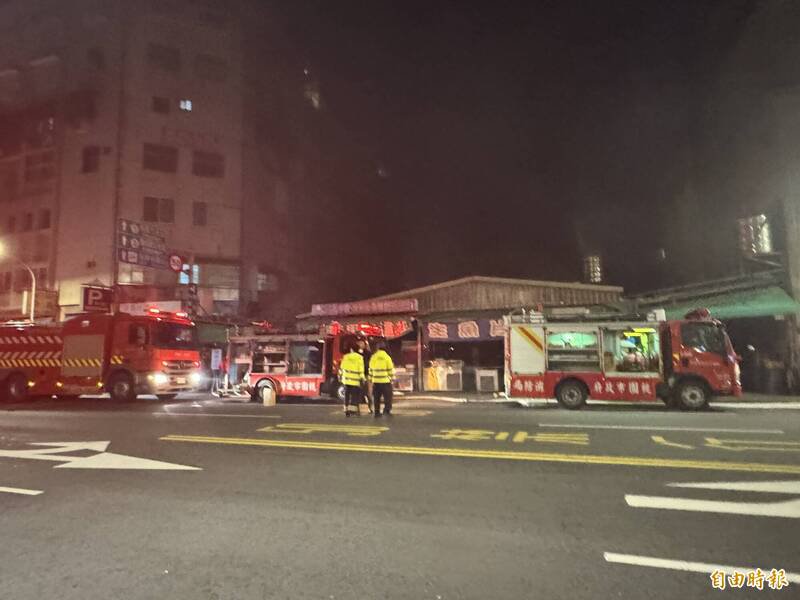 桃园区南门市场晚间9点30分左右发生火警，火势迅速延烧、浓烟窜升。（记者李容萍摄）