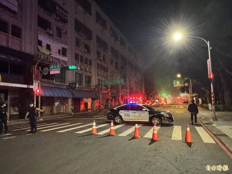 桃园区南门市场火警，周边路段暂时封闭。（记者李容萍摄）