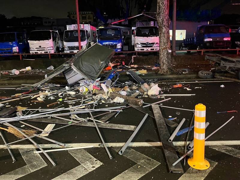 被毒驾撞击的小货车严重变形，货架散落一地，戴姓驾驶被救出送医急救不治。（资料照）