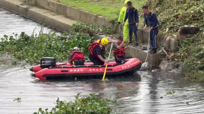 宜兰86岁游姓老翁昨天外出未归，今天在冬山河宜冬桥下被发现，遗体由橡皮艇载上岸。（图由读者提供）