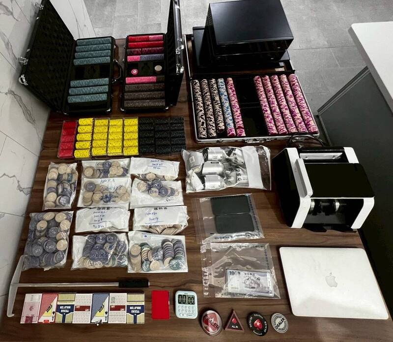 警方查扣现金赌资、筹码、扑克牌、计时器、监视器、点钞机、笔记型电脑等赃证物。（记者邱俊福翻摄）