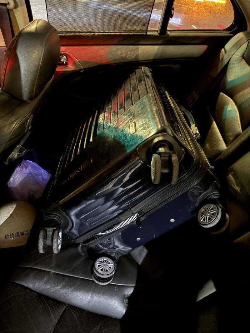 许姓男子顺手牵羊他人暂放路旁空地的行李箱，半小时内就被警方逮到，并在车内搜出赃物。（记者郑淑婷翻摄）