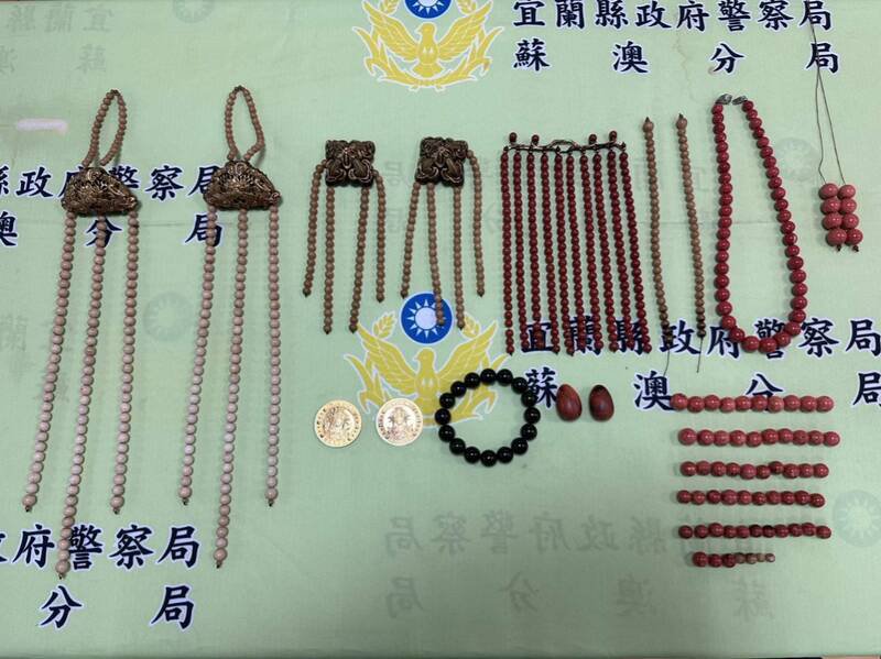 宜兰县南方澳进安宫5日凌晨被人入侵，洗劫珊瑚妈祖神像上近3千万元的黄金项链与珊瑚配饰后逃离，2犯嫌昨夜陆续落网，苏澳警分局宣布追回千万珠宝。（苏澳警分局提供）