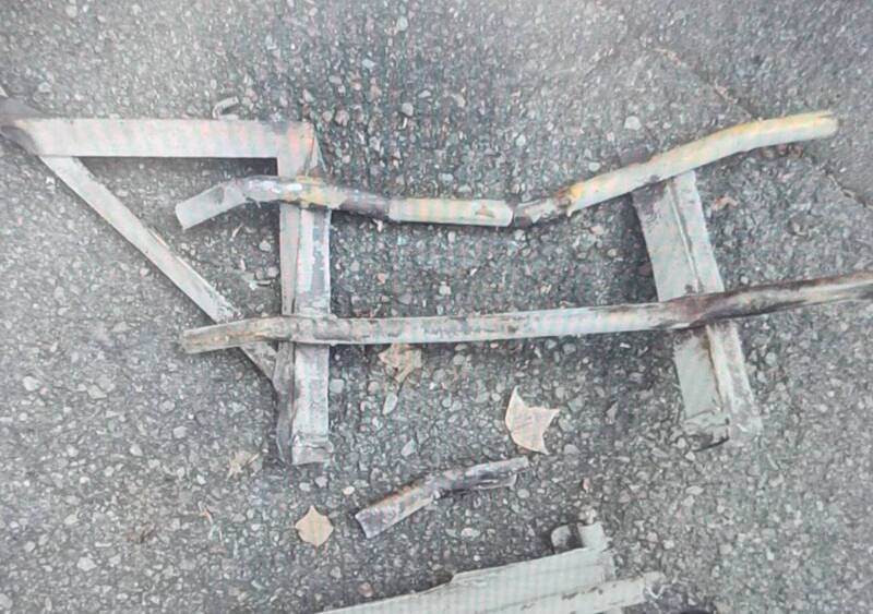 砂石车掉落的防卷入装置栏杆酿祸。（民众提供）