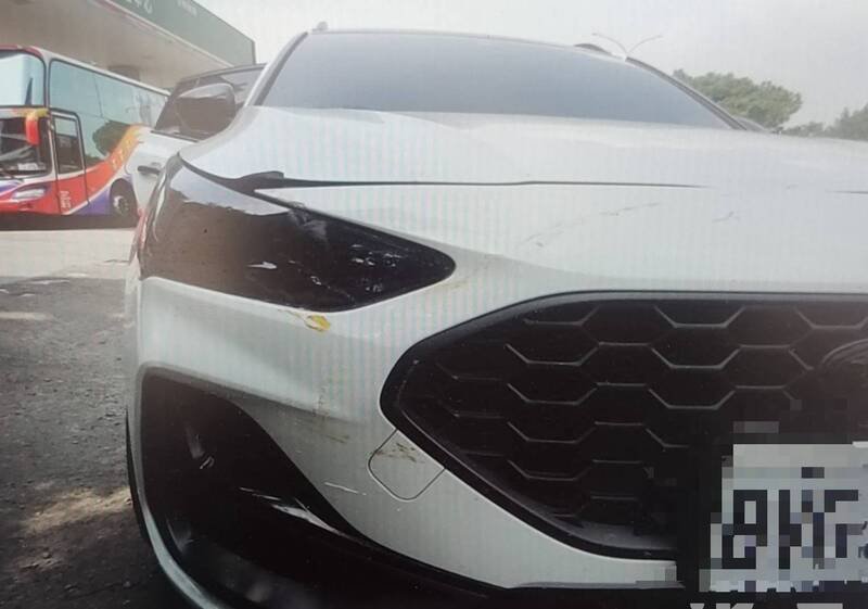 周男轿车右前车头受损。（民众提供）