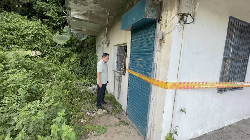 花莲卓溪乡卓乐部落一处民宅昨天发现屋内有一具白骨，警方初步调查是独居的赖姓男子，警方到场仔细检查门锁状况。（警方提供）