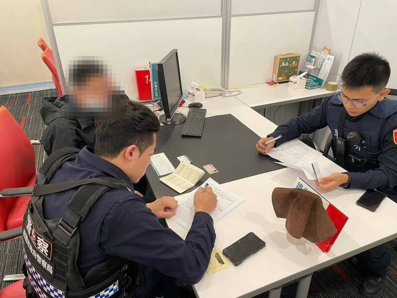 警方劝阻许姓男子（左）提领140万元。（警方提供）
