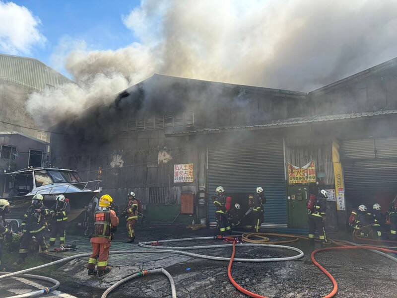 造船工厂燃烧1400平方公尺，消防人员耗时半小时将火势扑灭。（记者徐圣伦翻摄）