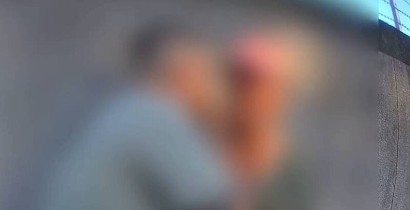 社区居民（左）协助劝告老翁（右）。（读者提供）