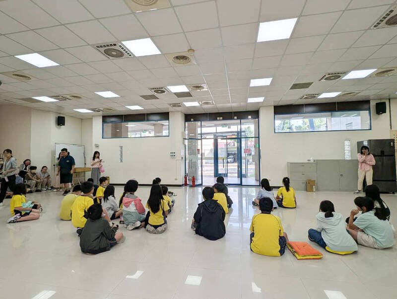 柑园国小师生下午移至万坪公园活动中心，待家长接回学生。（柑园国小提供）