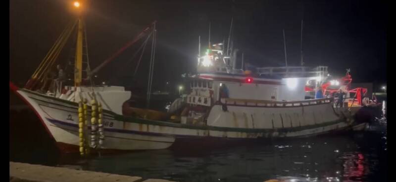 基隆八斗子籍「立发368号」渔船昨晚11时40分将救起的3名船员载返基隆八斗子渔港，暂时安置在渔船上。（记者林嘉东翻摄）