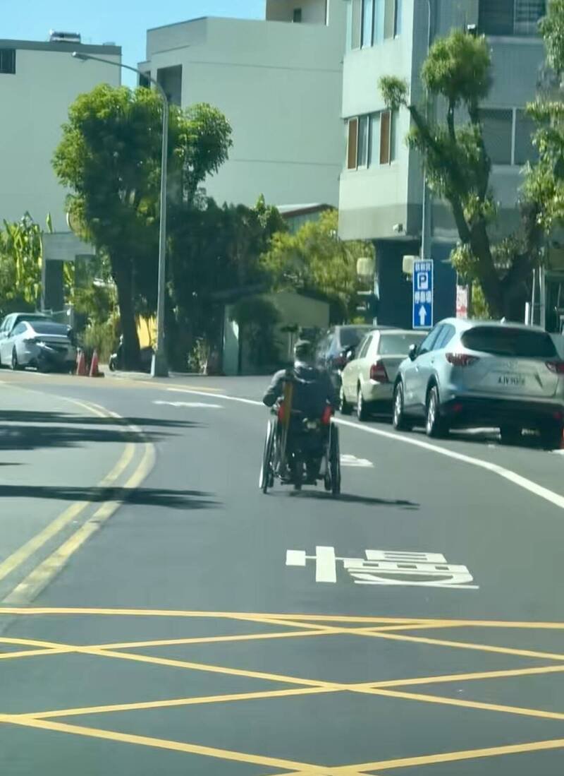 电动轮椅在草屯市区道路飙速前进。（图撷自网友Accrist_的Threads影片）