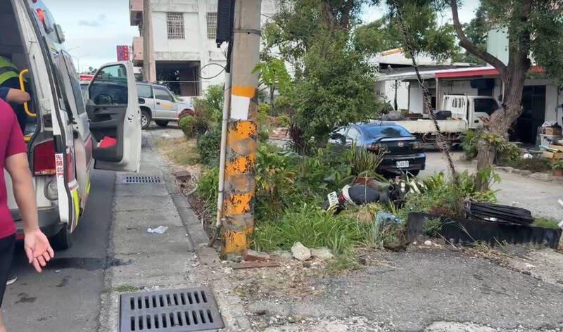 台东市知本路机车自撞路旁花圃，骑士飞撞电杆。（记者黄明堂翻摄）