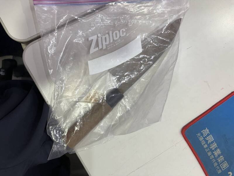 警方扣回陈男犯案用的主厨刀。（记者徐圣伦翻摄）