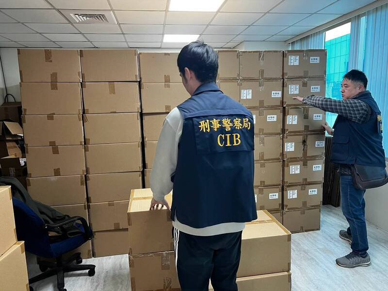 专案小组查扣的非法点歌机。（警方提供）