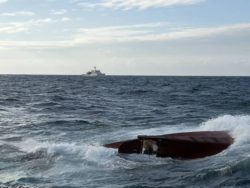 基隆八斗子籍「立发168」号渔船今天下午在富贵角北方24浬作业时翻覆，船上6名船员中有3名船员被附近作业的「立发368号」渔船救起，仍有3名船员下落不明，海巡署派遣巡防艇搜救中。（记者林嘉东翻摄）