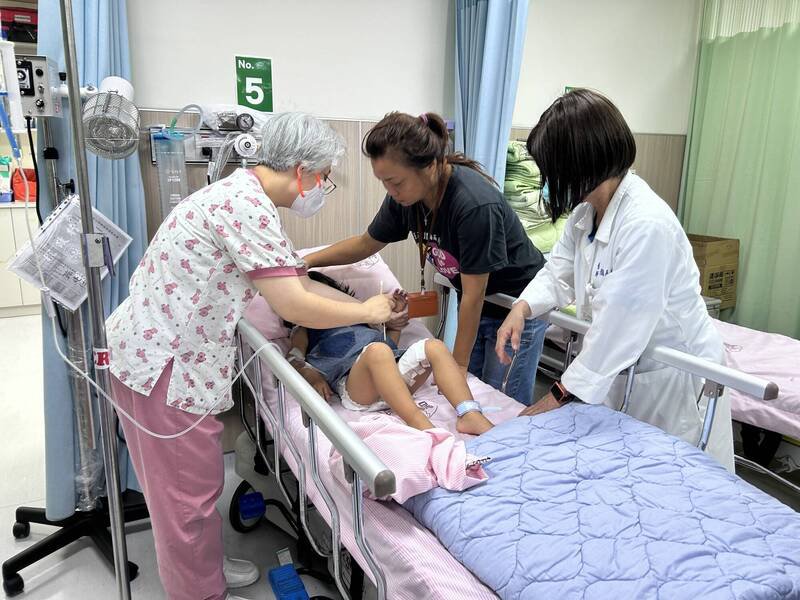 特斯拉车上男童伤势较重。（民众提供）