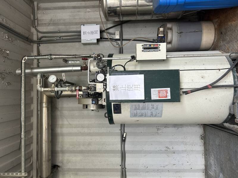 屏东「百威食品公司」以工业用双氧水漂白猪肠，食药署重罚5400万元，行政执行署屏东分署查扣厂区内的蒸汽锅炉、白铁翻台等设备，11月11日上午11时在屏东分署拍卖。图为拍卖的锅炉。（屏东执行分署提供）