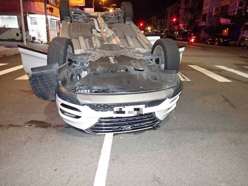 许女驾驶的轿车自撞分隔岛翻覆。（民众提供）