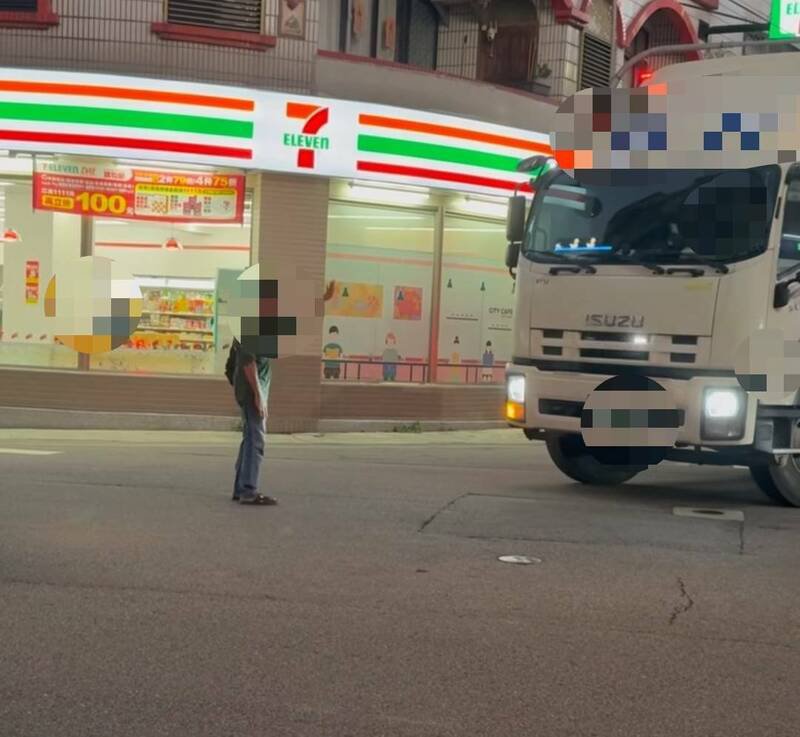 男子竹南闹区突在路上「挡车」，路人目睹被吓到。（取自threads帐号「1cxnu」）