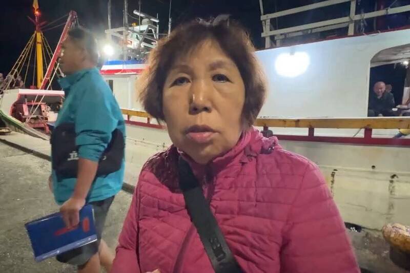 基隆籍渔船立发168号渔船船主太太说，希望政府有关部门把握黄金救援时间海空搜救。（记者俞肇福翻摄）