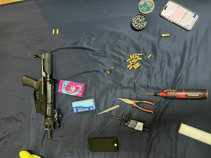 警方起获冲锋枪和毒品等赃证物。（记者刘庆侯翻摄）