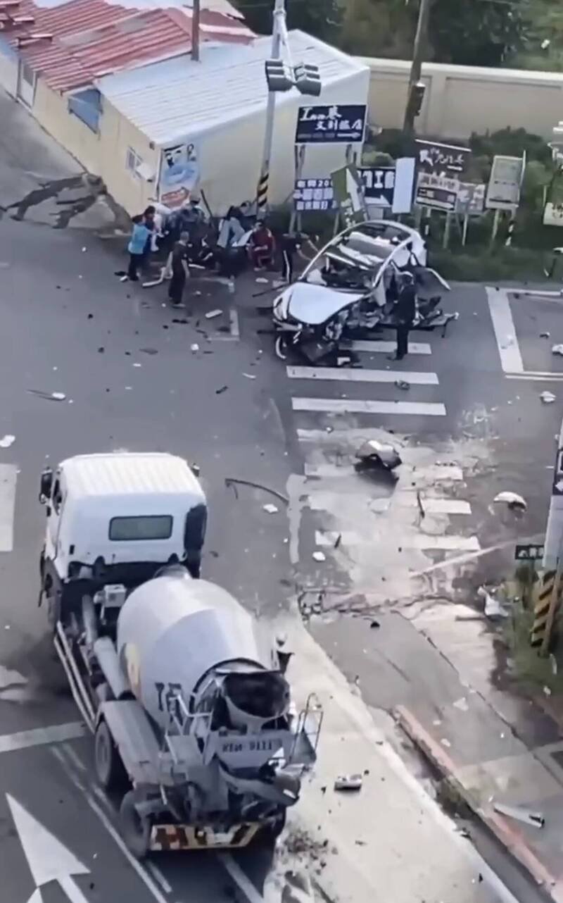 特斯拉撞击水泥车酿1死7伤。（民众提供）