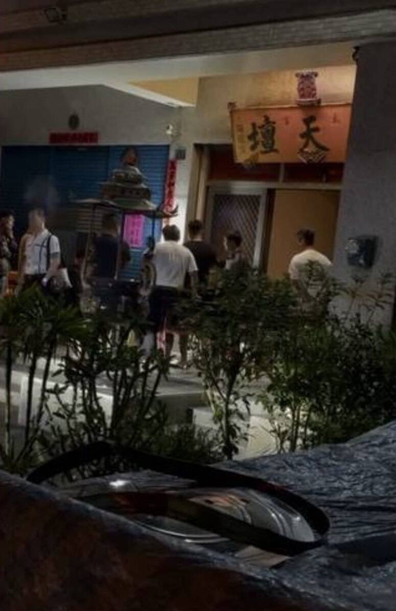 林姓男子拍摄的黑道到宫坛前讨债，还把招牌拍出。（埔里警方提供）
