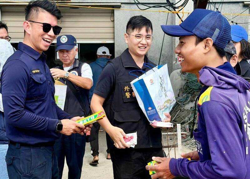 印尼渔工在异乡工作，容易沦为诈骗集团觊觎对象。（望安警分局提供）