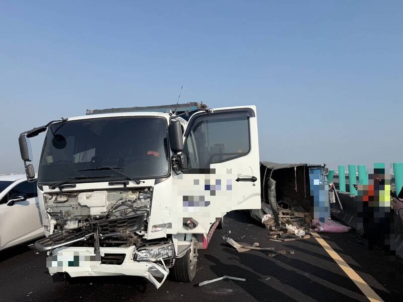 国道1号南下台南安定路段7日上午7时40分左右发生3车追撞事故，小货车被营业半联结车追撞后偏离车道，又遭后方大货车撞击，之后再撞上内侧护栏后侧翻，1人轻伤送医。（读者提供）