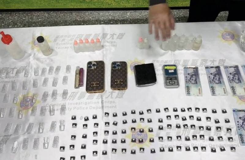 警方查获依托咪酯毒品等犯罪物证。（南市刑大提供）