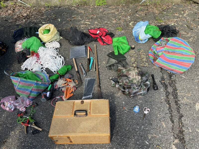 掳鸽勒赎集团吴姓与王姓成员今天中午手持弹弓、镰刀等捕鸽工具下山，被基隆市警三分局当场人赃俱获，警讯后，依涉犯加重窃盗罪嫌将王、吴二人送办。（记者林嘉东翻摄）