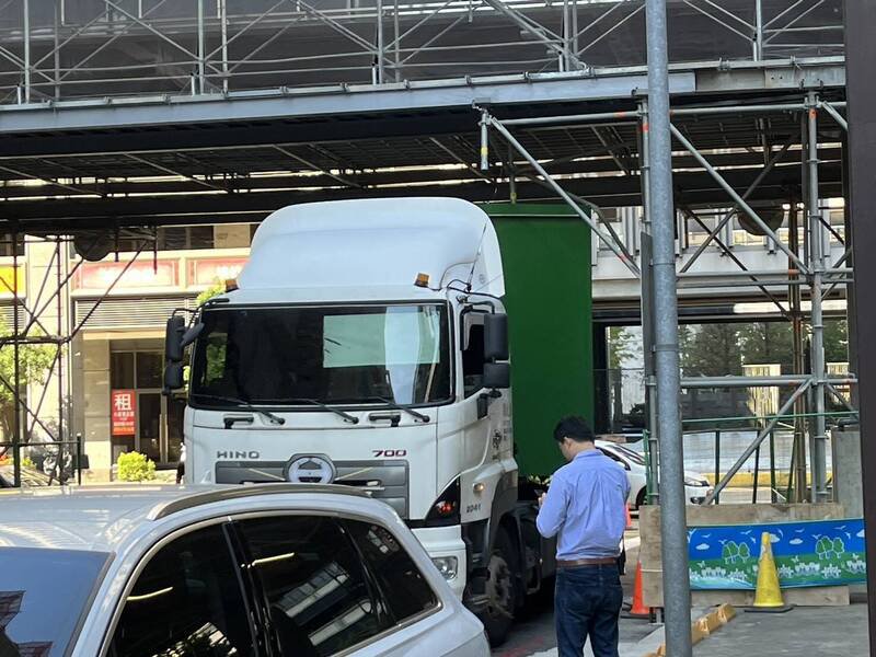 大货车卡鹰架GG了！新竹市关埔慈云空桥未盖好，但交通事故已先报到。今天一早有辆大卡车行经空桥工程施工处，疑因转弯角度未拿捏好卡到鹰架，最后惊险通过，幸鹰架也未倒。（读者提供）