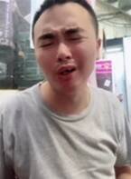 吃屎哥游兆霖拍影片说道：「小草，求你们放过我！」（撷取自吃屎哥脸书）