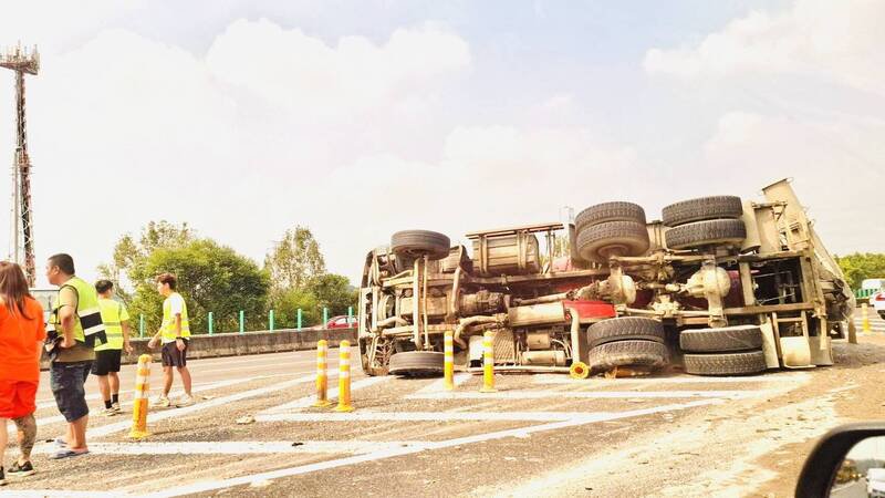 国道3号竹崎交流道上方北上车道混凝土搅拌车翻覆。 （读者提供）