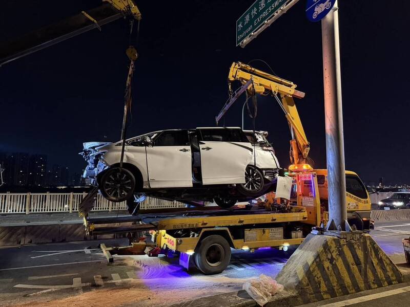 警方通知清洁队及全吊式拖吊车到场处理（记者刘庆侯翻摄）