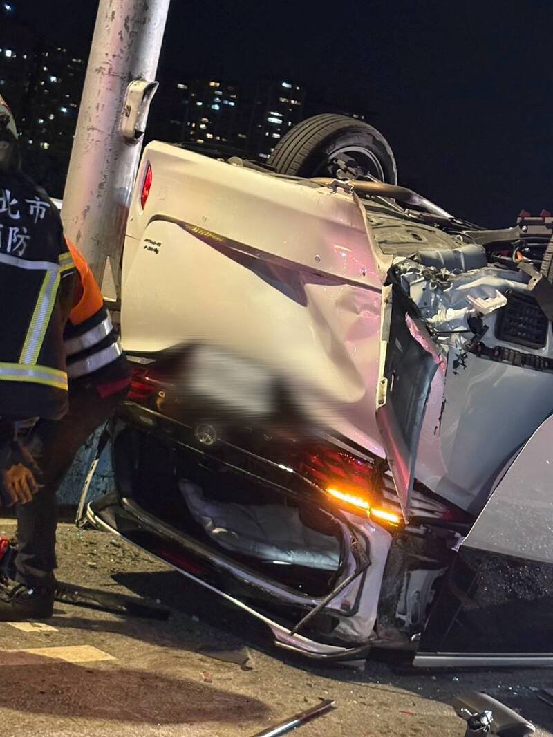 休旅车驾驶自撞分隔岛覆。（记者刘庆侯翻摄）