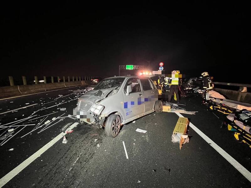 小货车不慎撞上外侧车道故障车。（警方提供）