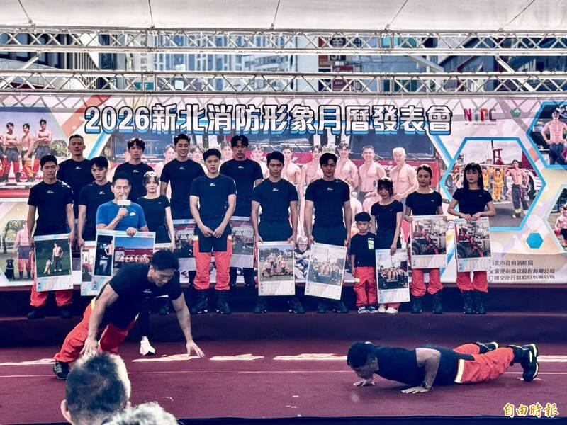 现场消防猛男秀肌肉。（记者罗国嘉摄）