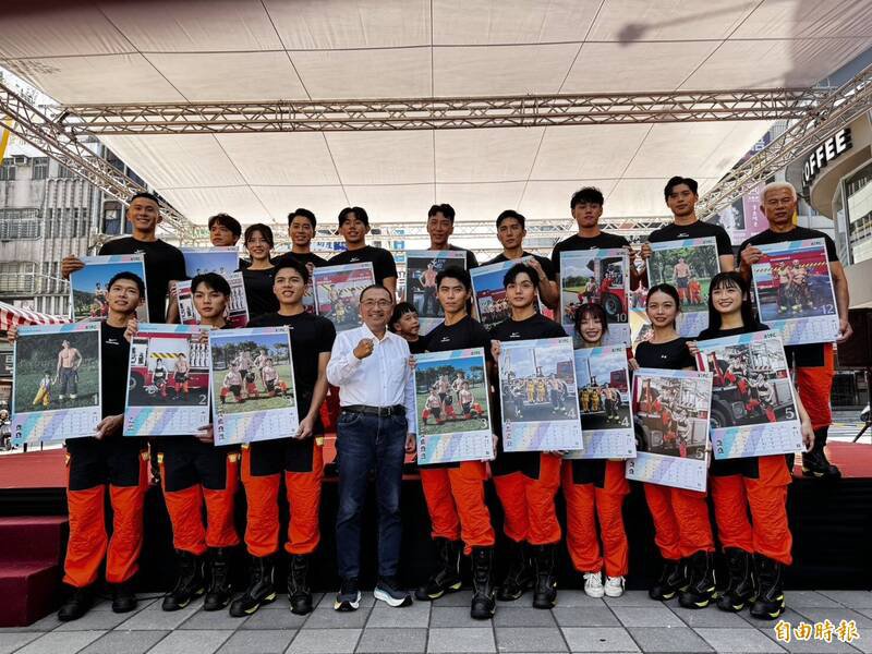 新北市消防局于板桥举办「新北消防形象月历」发表会，今年以「全民守护‧消防萌力」为主题，邀请14名消防猛男、4名清秀美女合体小小消防员拍月历。（记者罗国嘉摄）