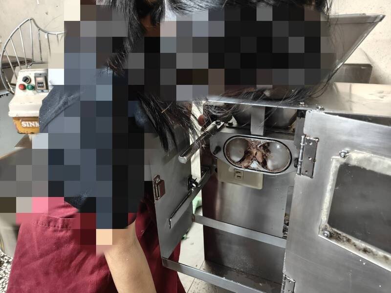 女员工左手不慎卷入搅拌机。（警方提供）