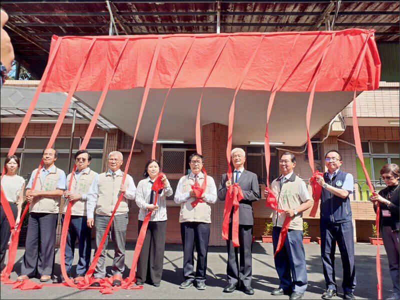 台南市少辅会从2022年揭牌以来，长期爆发内斗，约聘雇员不满前秘书警官分权，藉「搭肩」案指控性骚，南检起诉后仍匿名投诉，警方称雇员已离职、运作恢复。（警方提供）