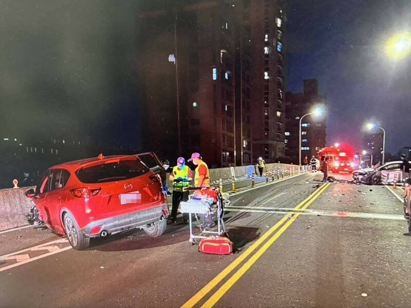 徐姓男子驾驶休旅车偏移车道与对向的轿车发生碰撞。（警方提供）