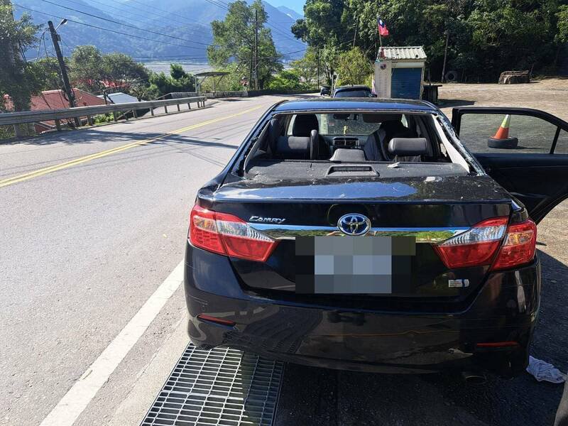 轿车遭落石砸中，后挡风玻璃破裂。（民众提供）