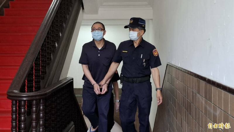 「im.B」吸金83亿元案曾喧腾一时，受害人众多，高等法院重判主嫌曾耀锋（左）16年徒刑，高院认定曾男有逃亡之虞，裁定11月13日起延押2月。（记者杨国文摄）