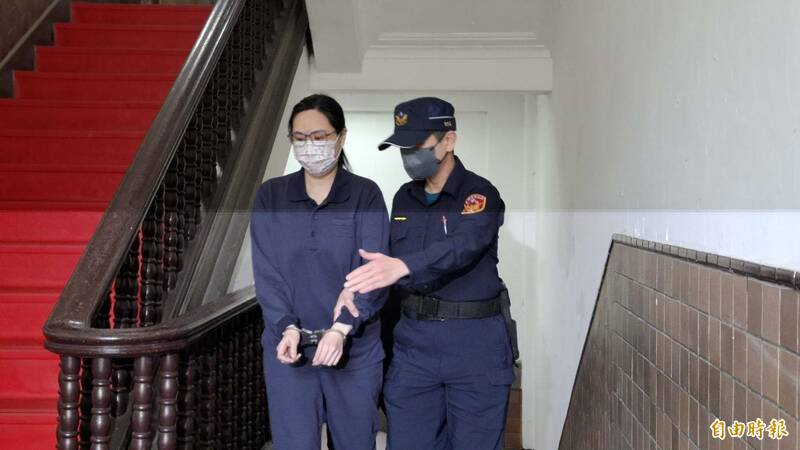 高等法院审理「im.B」吸金83亿元案，将主嫌曾耀锋女友张淑芬（左）判刑11年6月，全案上诉最高法院审理中；高院认定张女有逃亡之虞，裁定11月13日起延押2月。（记者杨国文摄）