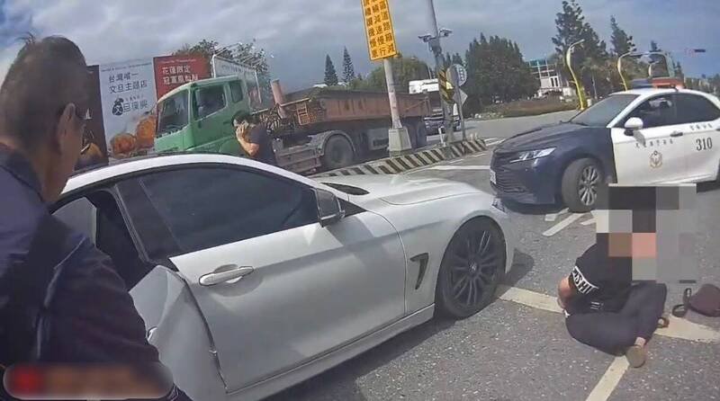 光华工业区路口另一辆车也被警方拦截。（吉安分局提供）