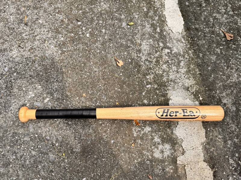 毒贩车上被搜出球棒。（吉安分局提供）