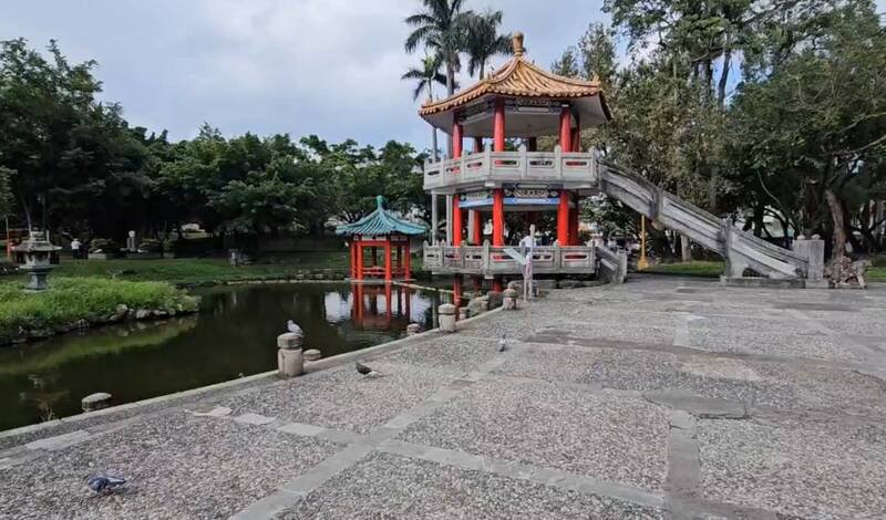 罗东中山公园传出民众疑不满有人喂养鸽子导致环境脏乱，持酒瓶砸伤老翁。（民众提供）